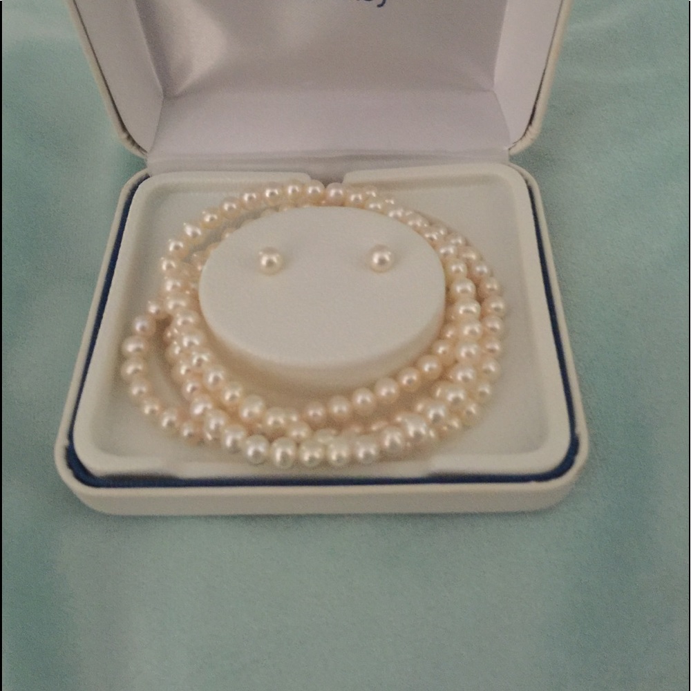 SOLD NWT Continuous loop cultured gift set